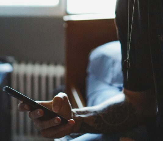 스마트폰·컴퓨터 사용 급증… 눈 건강 지키는 생활습관은? man holding black phone